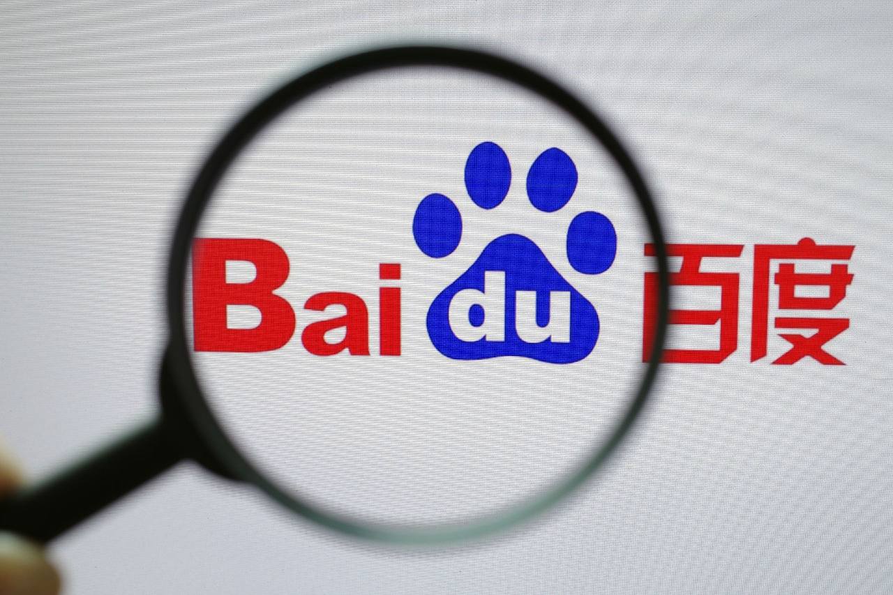 奚梦瑶何猷君挽手逛商场